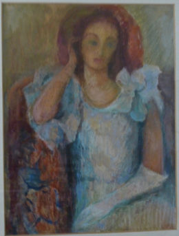 Sitzende Dame im weißen Kleid mit Hut und Handschuh