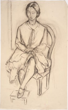 Junge Frau sitzend mit Fußschemel
