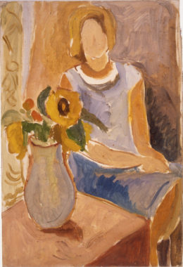 Sitzende Frau neben einer Blumenvase