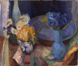 Stilleben in Blau mit Feldblumensträußen