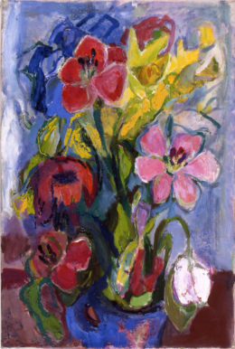 Leuchtende Blumen in Rosa und Gelb in blauer Vase