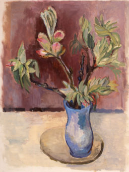 Obstbaumzweige mit rosa Knospen in blauer Vase