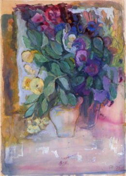 Zwei Vasen mit violetten und gelben Blüten