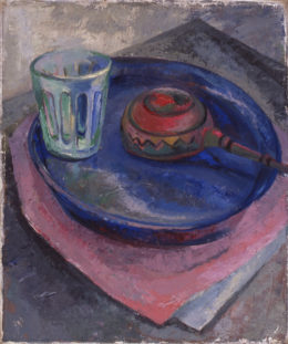 Blaues Tablett mit Wasserglas und einer bemalten Callebasse