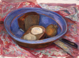Blaue Schüssel mit Brot auf purpurfarbiger Decke
