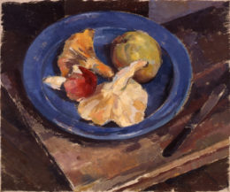 Pilze mit Apfel auf blauem Teller