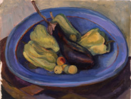 Aubergine und grüne Paprika in blauer Schale