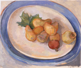 Granatäpfel und Kartoffeln mit Weinblatt auf  einer Platte