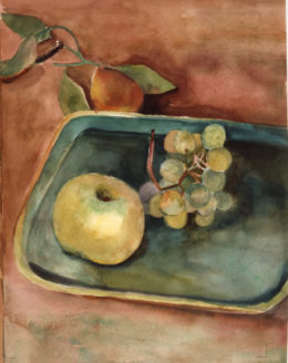Apfel und Trauben auf grünem Tablett
