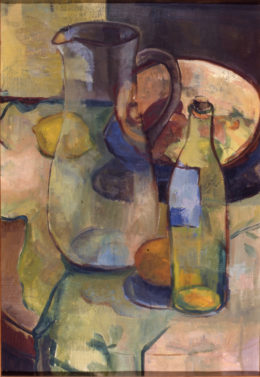 Glaskrug und Glasflasche auf einem Tisch