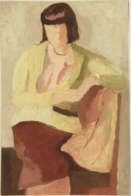 Frau mit Pagenfrisur und gelber Jacke sitzend