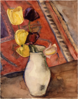 Tulpen in weißer Vase vor einem Teppich