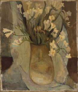 Weiße Fresien in zartbrauner Vase