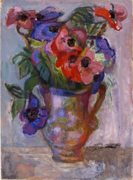 Rote und blaue Anemonen in Henkelvase