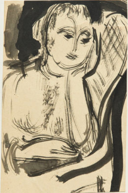 Junge Frau im Korbstuhl mit aufgestütztem Arm