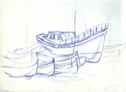 Kleinere Boote und ein Kajütenboot am Strand