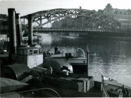 Blick auf Kähne und Rheinbrücke