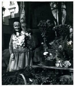 Marktfrau mit ihren Blumen