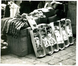Marktstand mit Puppen